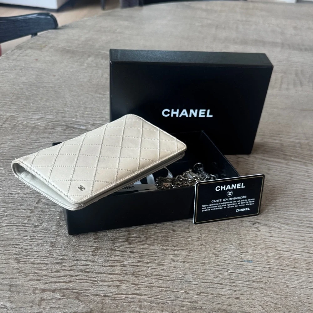 CHANEL Quilted Card Case Wallet in Beige Leather with Silver CC